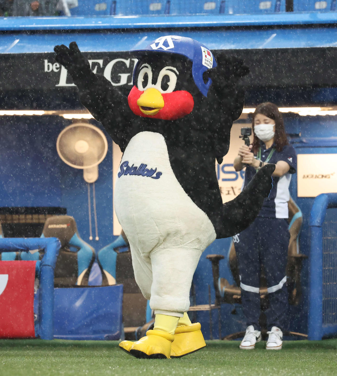 ヤクルト対中日　試合が中止となって、最後まで残っていた観客に手を振るつば九郎（撮影・丹羽敏通）