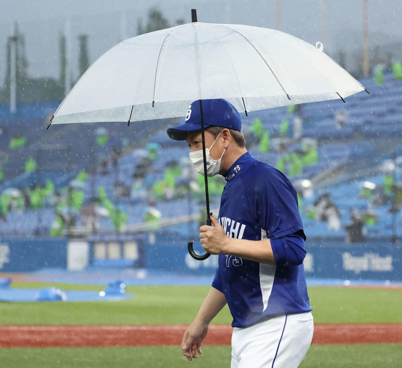 ヤクルト対中日　試合が中止となって、引き揚げる中日立浪監督（撮影・丹羽敏通）