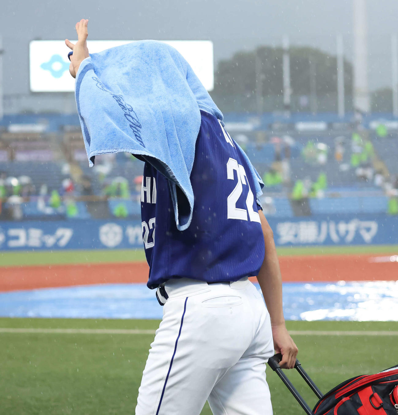 ヤクルト対中日　試合が中止となって、引き揚げる先発予定の中日大野（撮影・丹羽敏通）