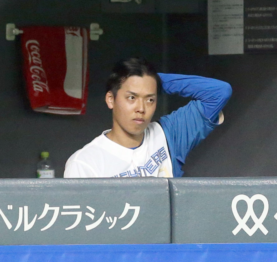 日本ハム対ソフトバンク　3回途中で降板しベンチで険しい表情の杉浦（撮影・佐藤翔太）