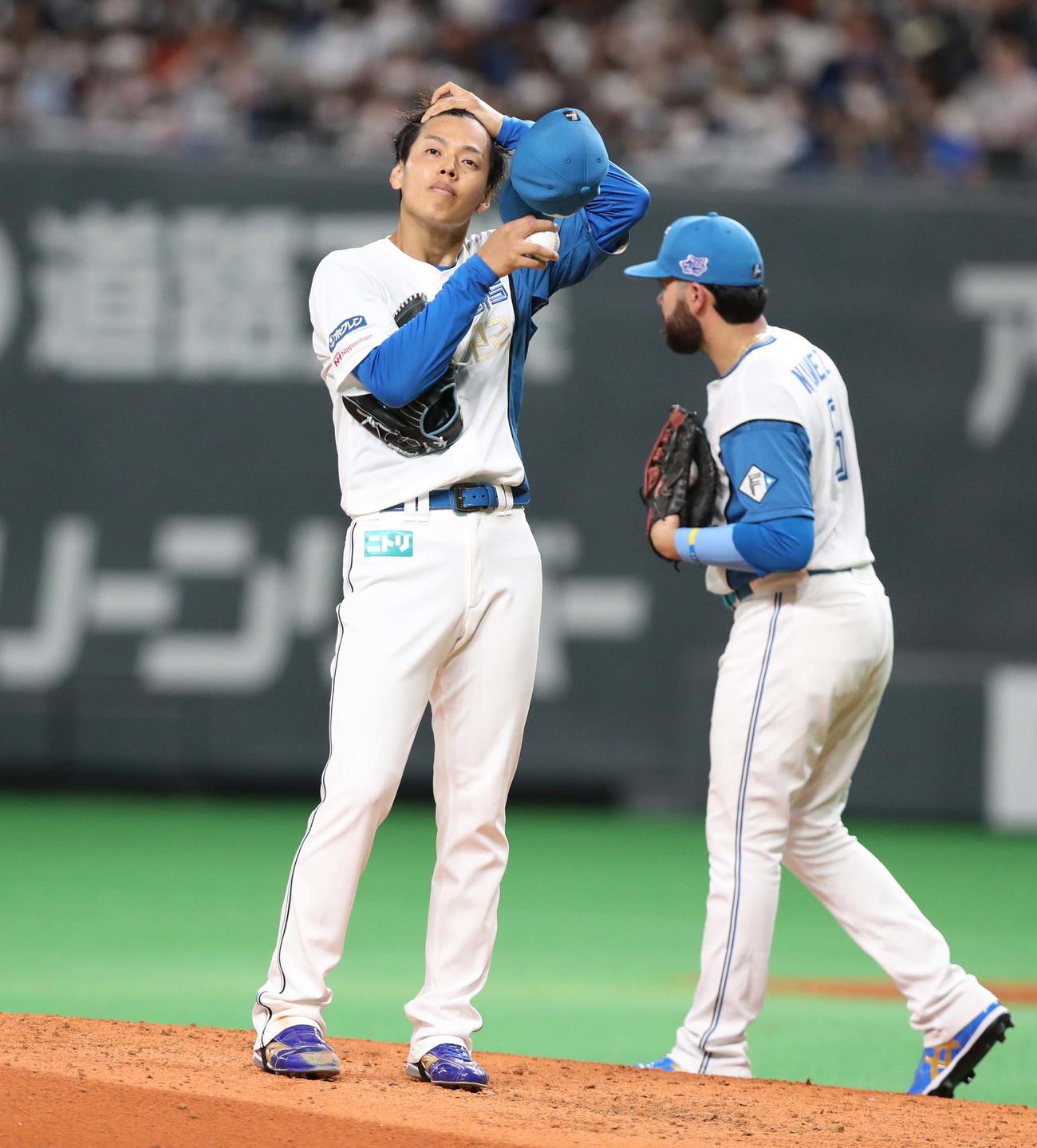 日本ハム対ソフトバンク　3回途中降板する杉浦（撮影・黒川智章）