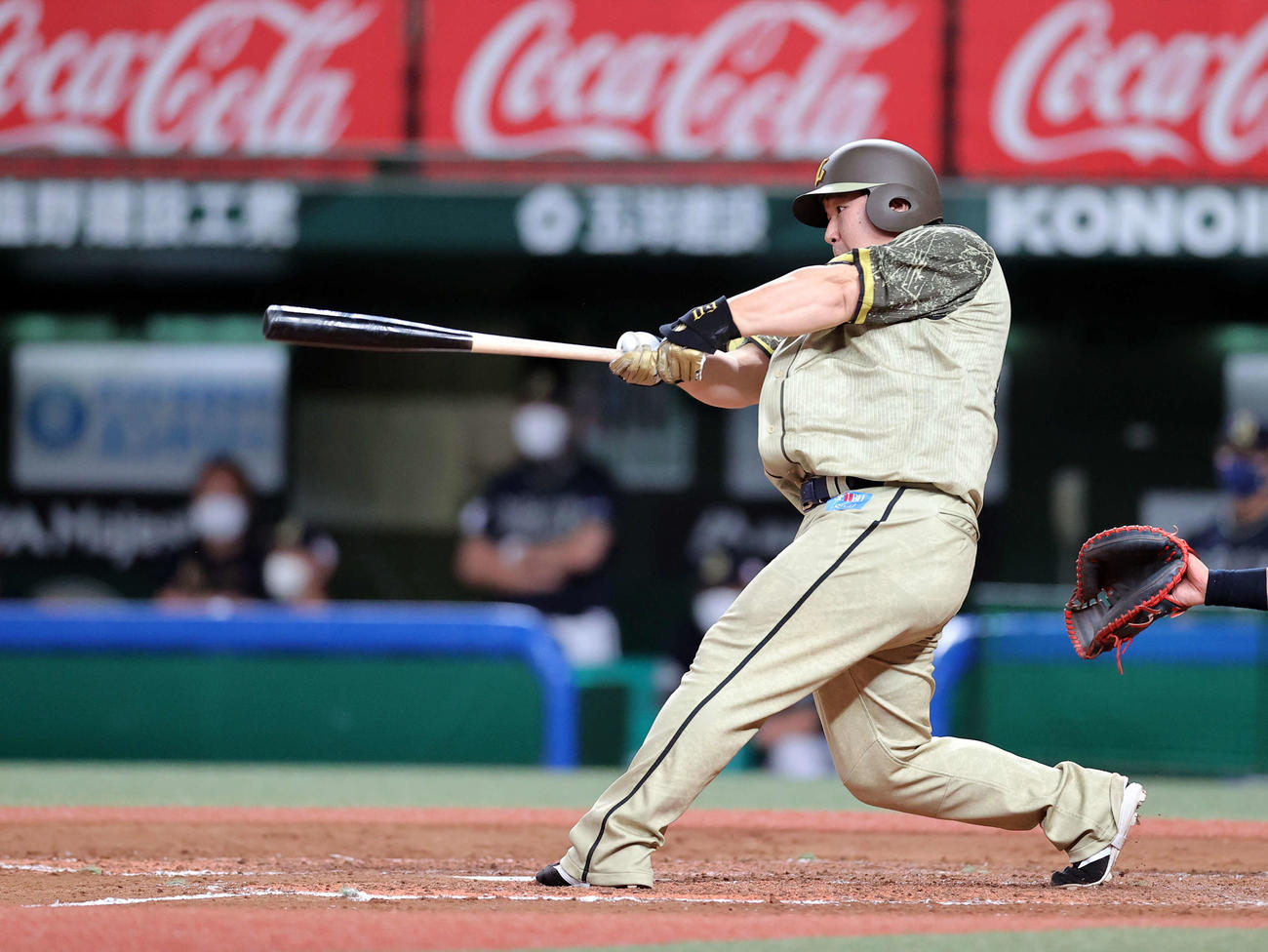 西武対オリックス　4回裏西武無死一塁、中村は左越え2点本塁打を放つ（撮影・浅見桂子）