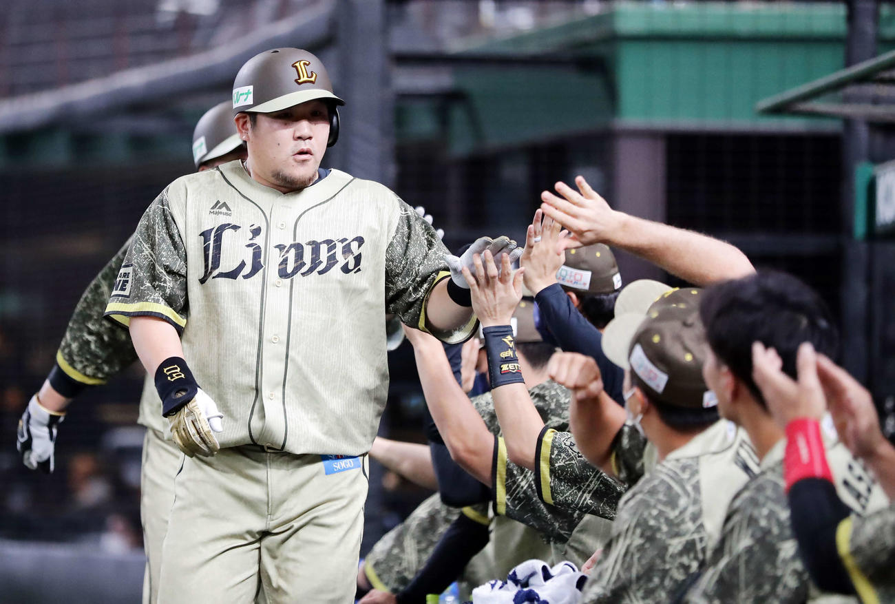 西武対オリックス　4回裏西武無死一塁、中村は左越え2点本塁打を放ちナインとハイタッチ（撮影・浅見桂子）