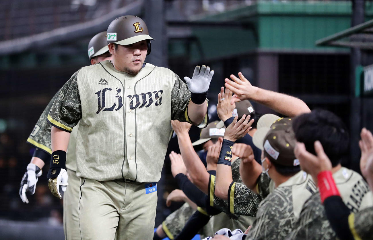西武対オリックス　4回裏西武無死一塁、中村は左越え2点本塁打を放ちナインとハイタッチ（撮影・浅見桂子）