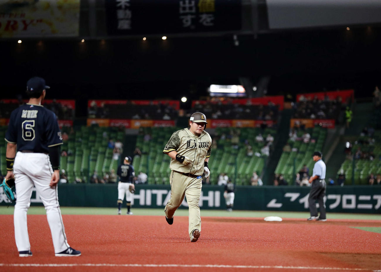西武対オリックス　4回裏西武無死一塁、中村は左越え2点本塁打を放ち、ダイヤモンドを回る（撮影・浅見桂子）