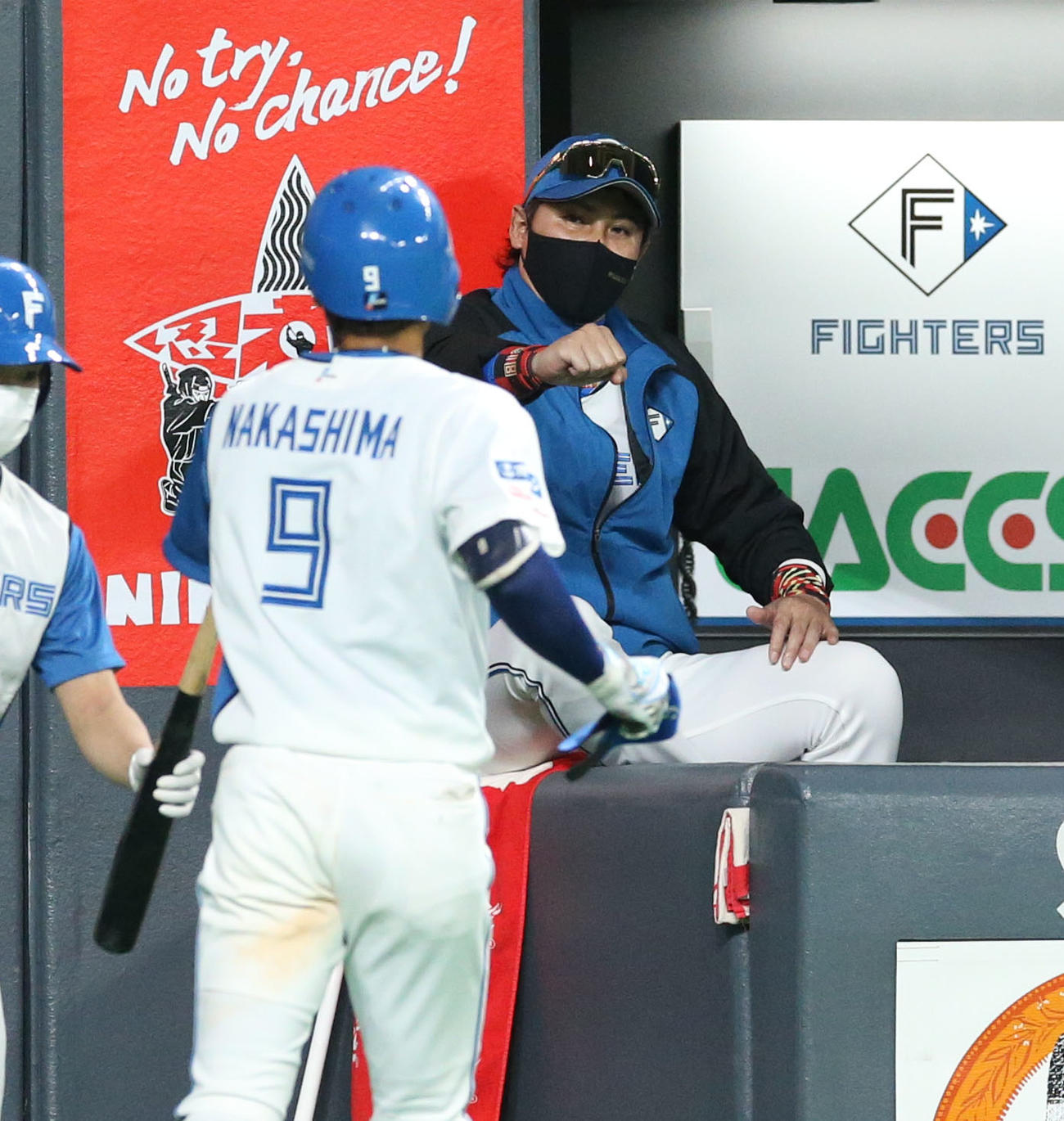 日本ハム対ソフトバンク　5回裏日本ハム無死一、二塁、犠打を決めた中島（左手前）を出迎える新庄監督（撮影・佐藤翔太）