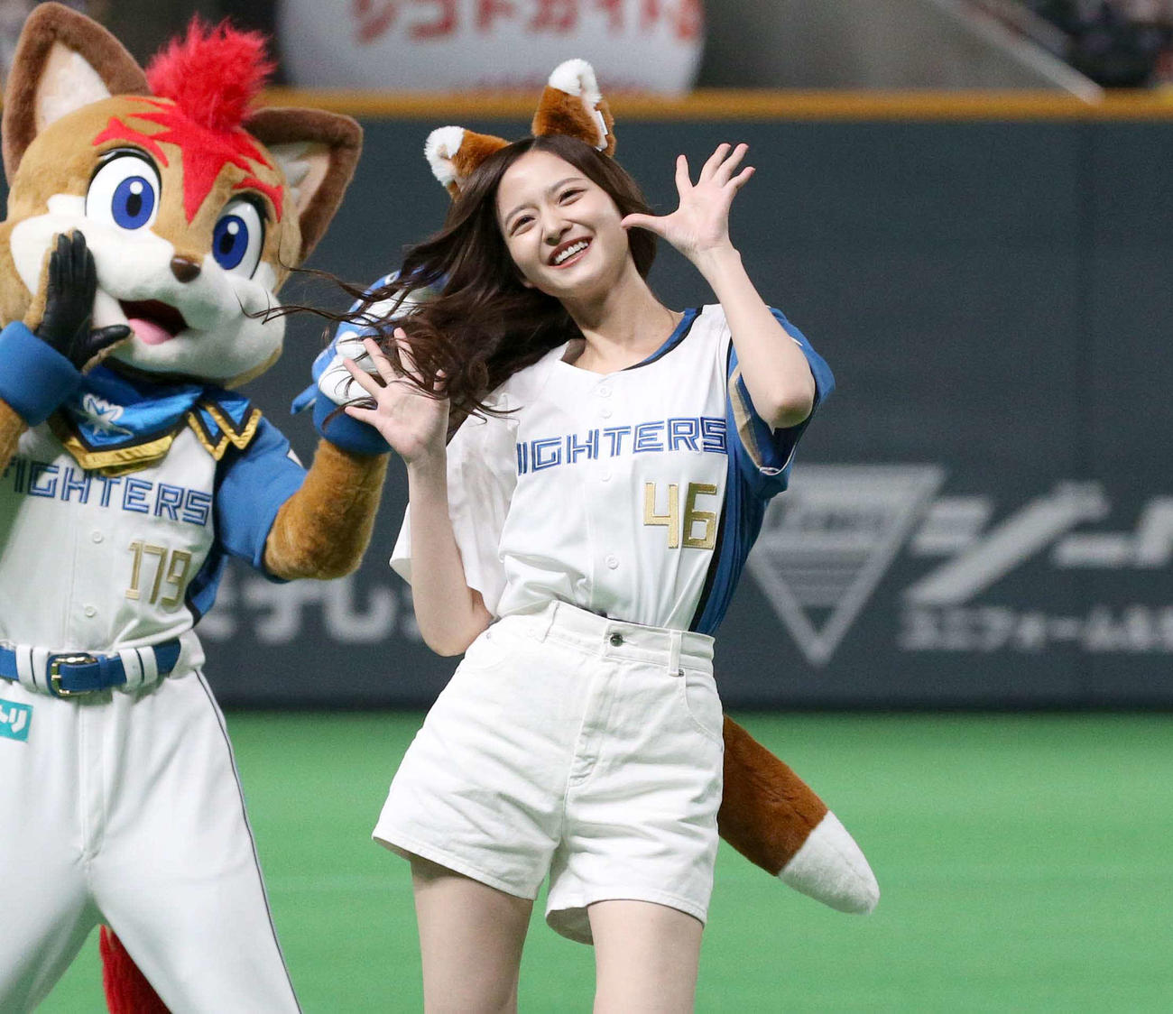 日本ハム対ソフトバンク　「きつねダンス」を披露する乃木坂46の金川紗耶（撮影・黒川智章）