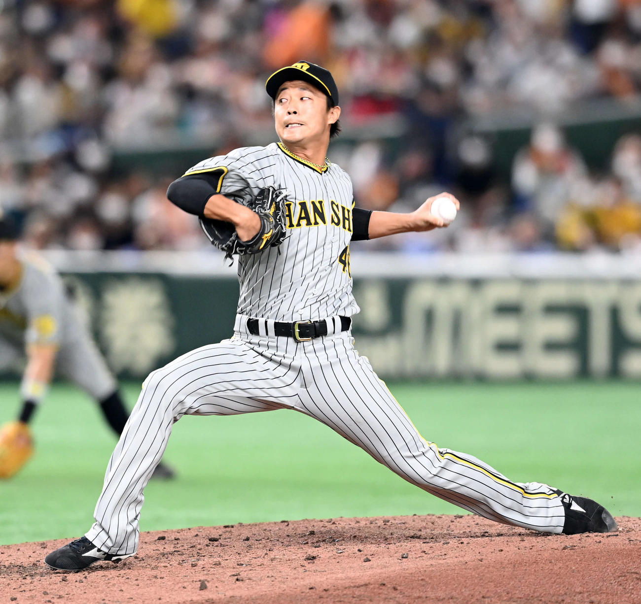 巨人対阪神　6回からマウンドに上がった阪神島本（撮影・たえ見朱実）
