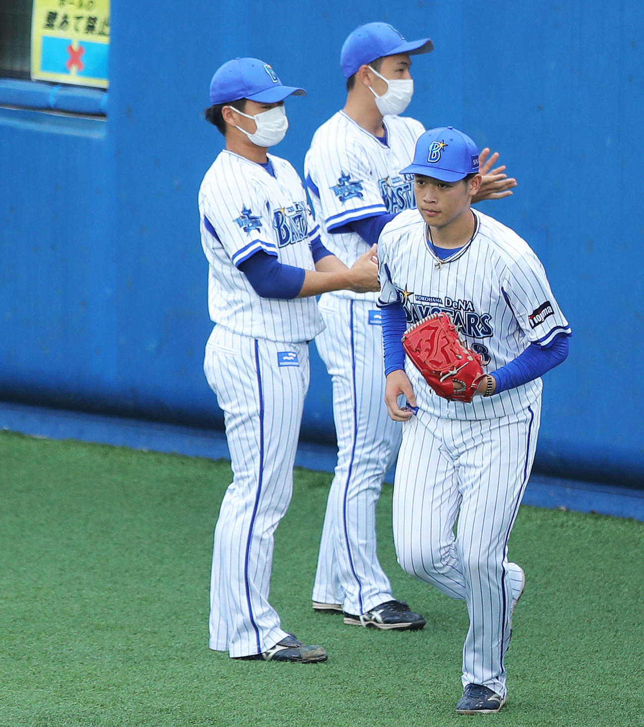 DeNA対楽天　7回表、マウンドに向かう小園（撮影・河田真司）