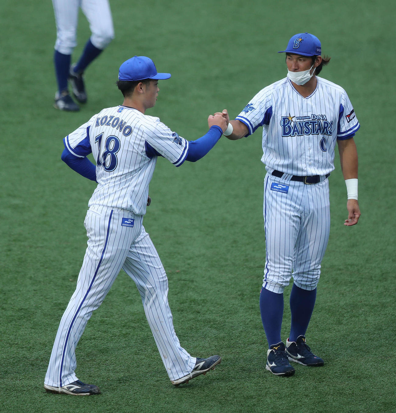 DeNA対楽天　7回表を3者凡退に抑え、大田（右）に迎えられる小園（撮影・河田真司）