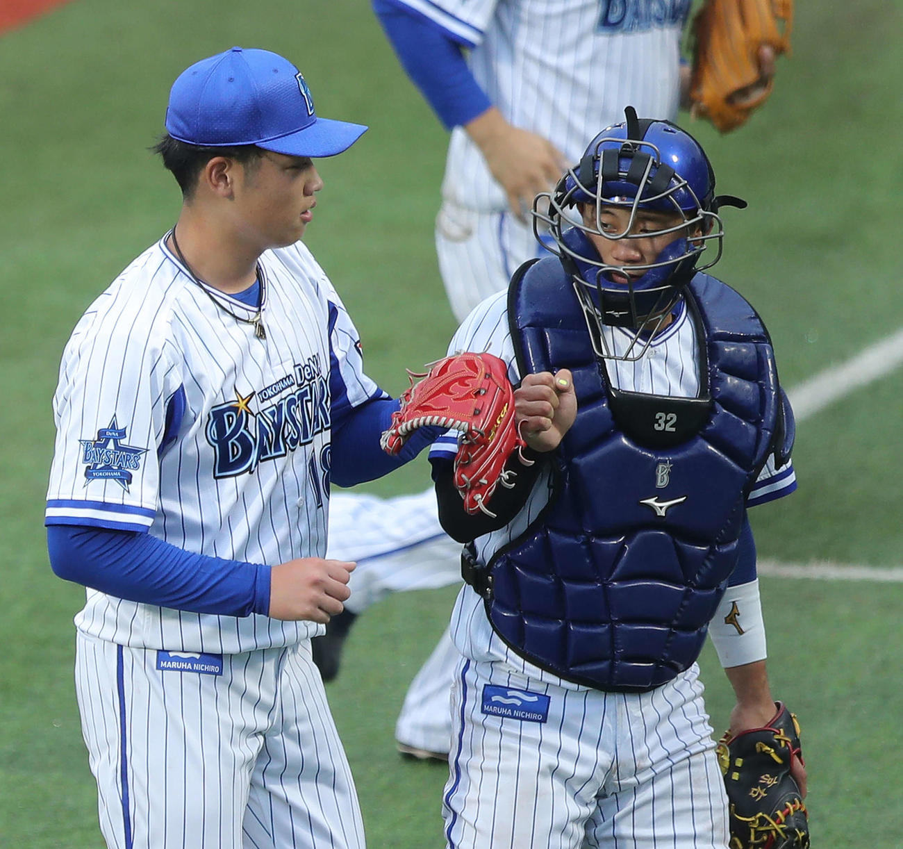 DeNA対楽天　7回表を3者凡退に抑え、グータッチを交わす小園（左）と益子（撮影・河田真司）
