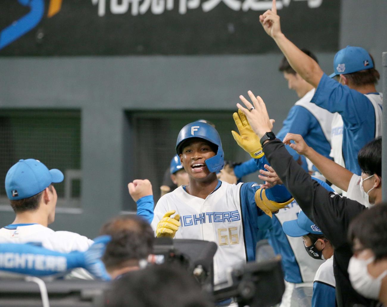 日本ハム対ソフトバンク　5回裏、2点本塁打を放ちナインに出迎えられる万波（撮影・黒川智章）