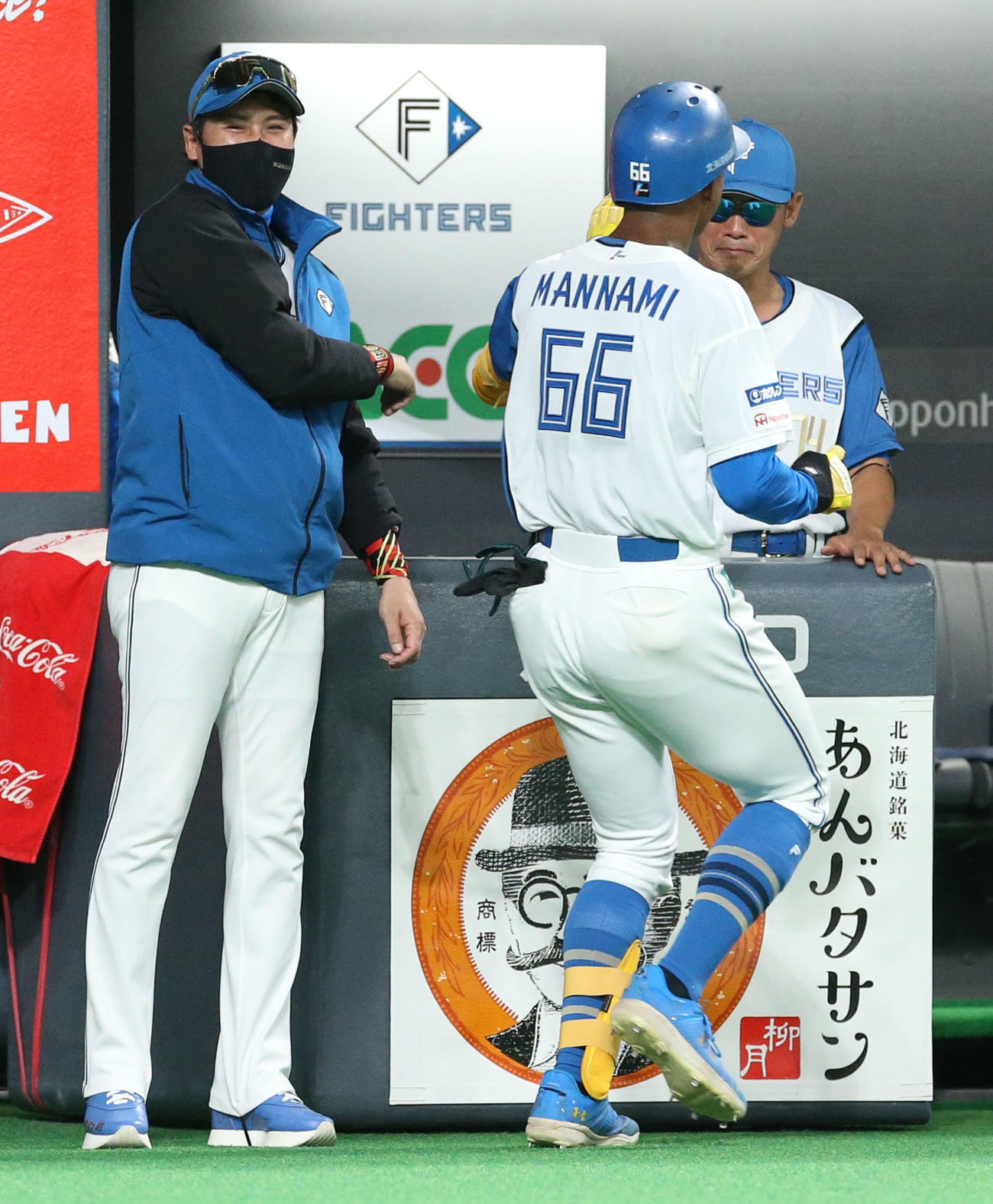 日本ハム対ソフトバンク　5回裏日本ハム2死二塁、新庄監督（左）は同点となる左越え2点本塁打を放った万波を出迎える（撮影・佐藤翔太）