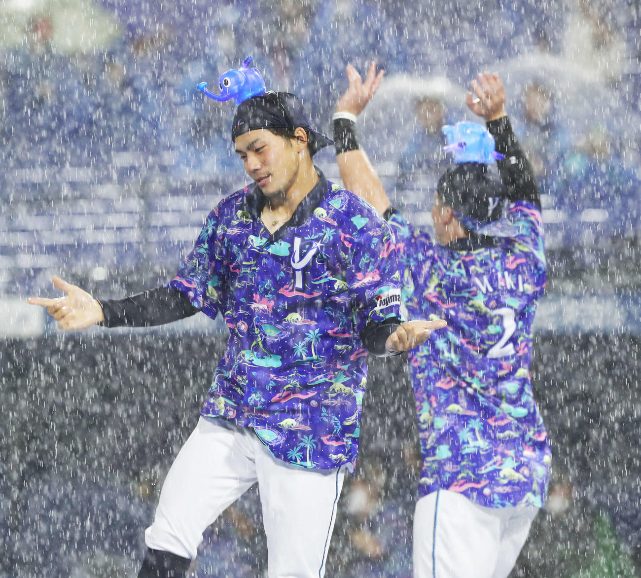 ノーゲームとなり雨の中で「ブルブルダンス」を披露するDeNA知野（左）と牧（撮影・河田真司）