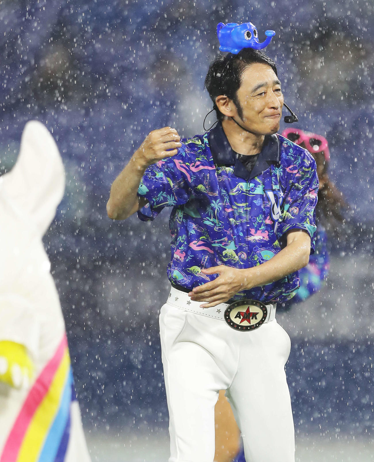 DeNA対広島　悪天候のため試合中止となり「ブルブルダンス」を披露するラッキィ池田（撮影・河田真司）