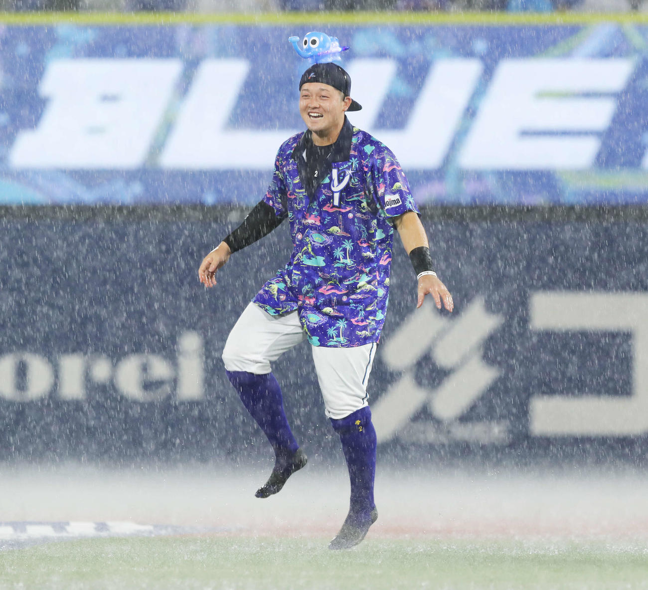 DeNA対広島　悪天候のため試合中止となり「ブルブルダンス」を披露するDeNA牧（撮影・河田真司）