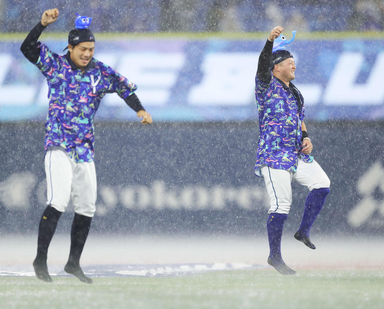 DeNA対広島　悪天候のため試合中止となり「ブルブルダンス」を披露するDeNA知野（左）と牧（撮影・河田真司）