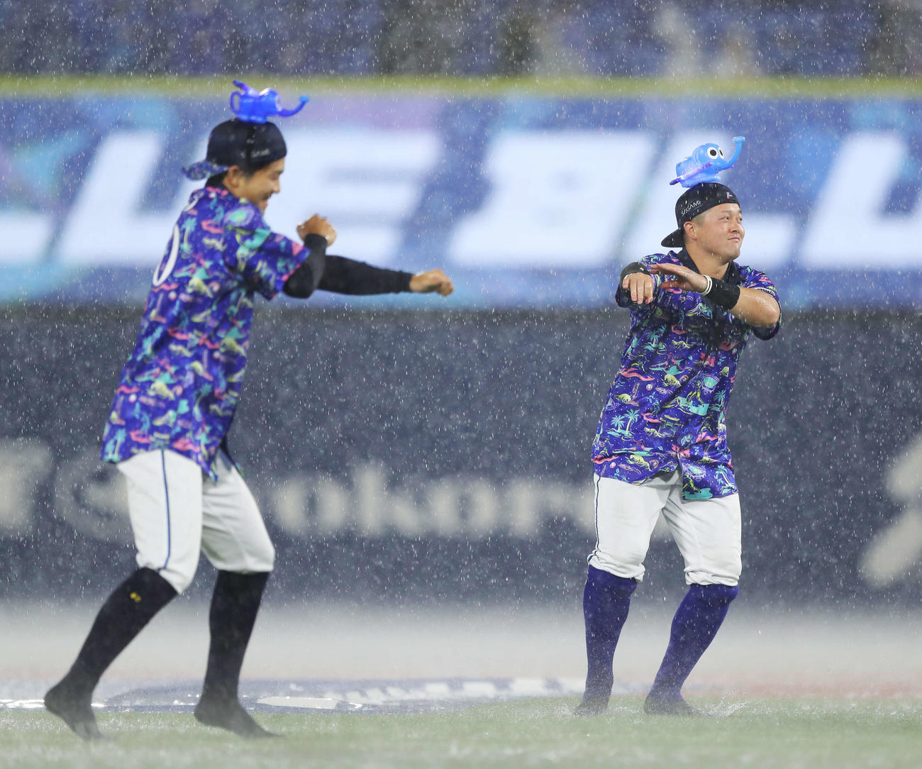 DeNA対広島　悪天候のため試合中止となり「ブルブルダンス」を披露するDeNA知野（左）と牧（撮影・河田真司）