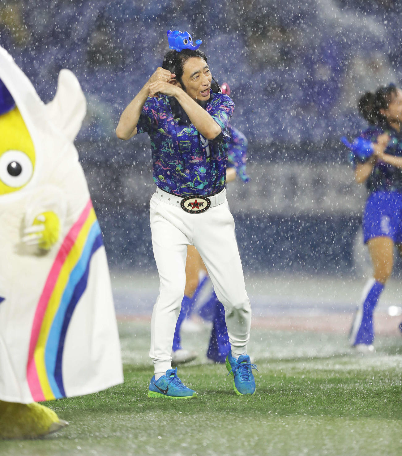 DeNA対広島　悪天候のため試合中止となり「ブルブルダンス」を披露するラッキィ池田（撮影・河田真司）