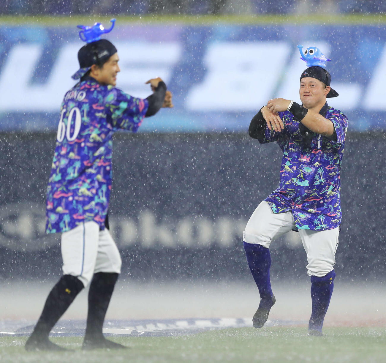 DeNA対広島　悪天候のため試合中止となり「ブルブルダンス」を披露するDeNA知野（左）と牧（撮影・河田真司）