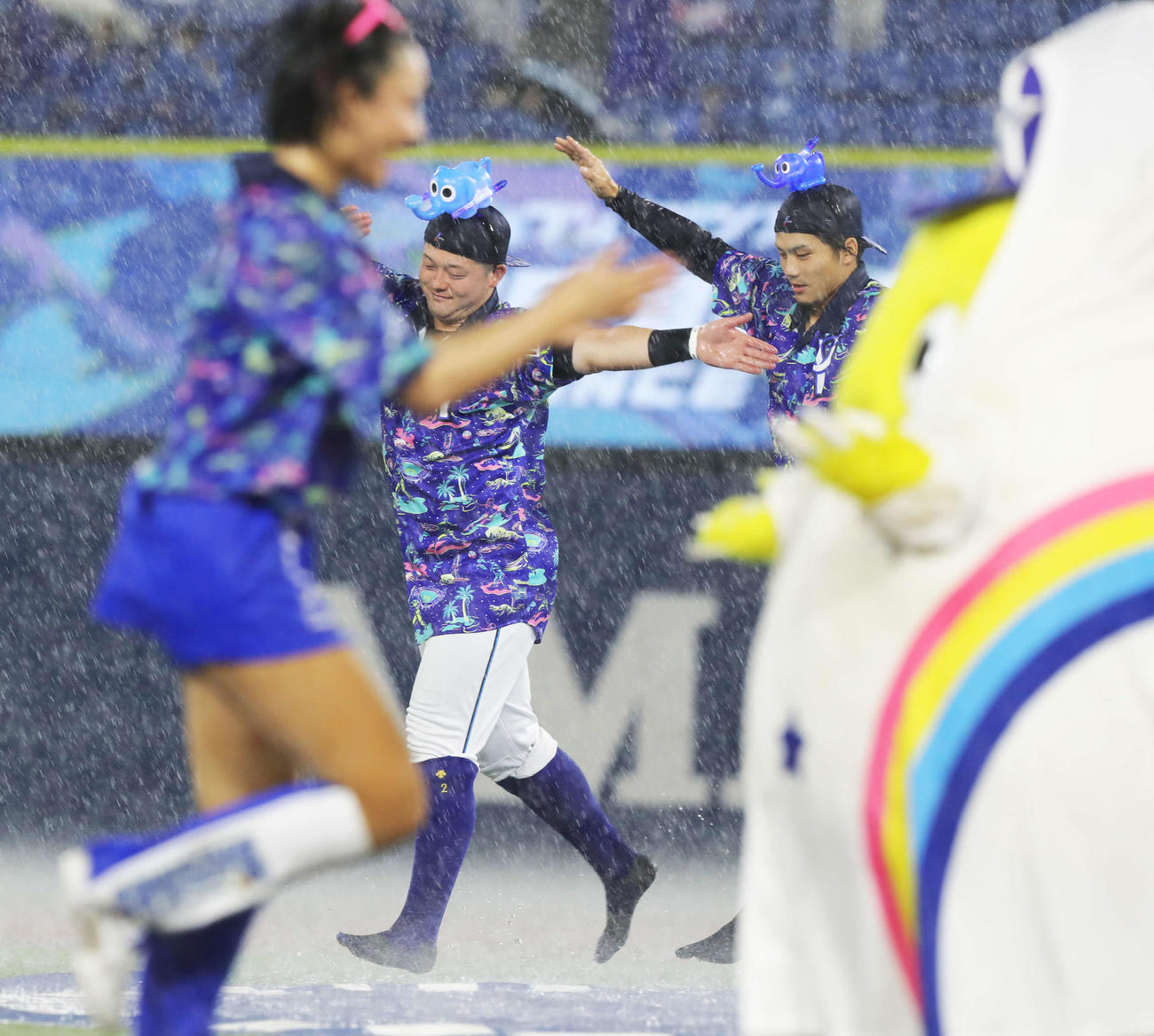 DeNA対広島　悪天候のため試合中止となり「ブルブルダンス」を披露するDeNA牧（後方左）と知野（撮影・河田真司）