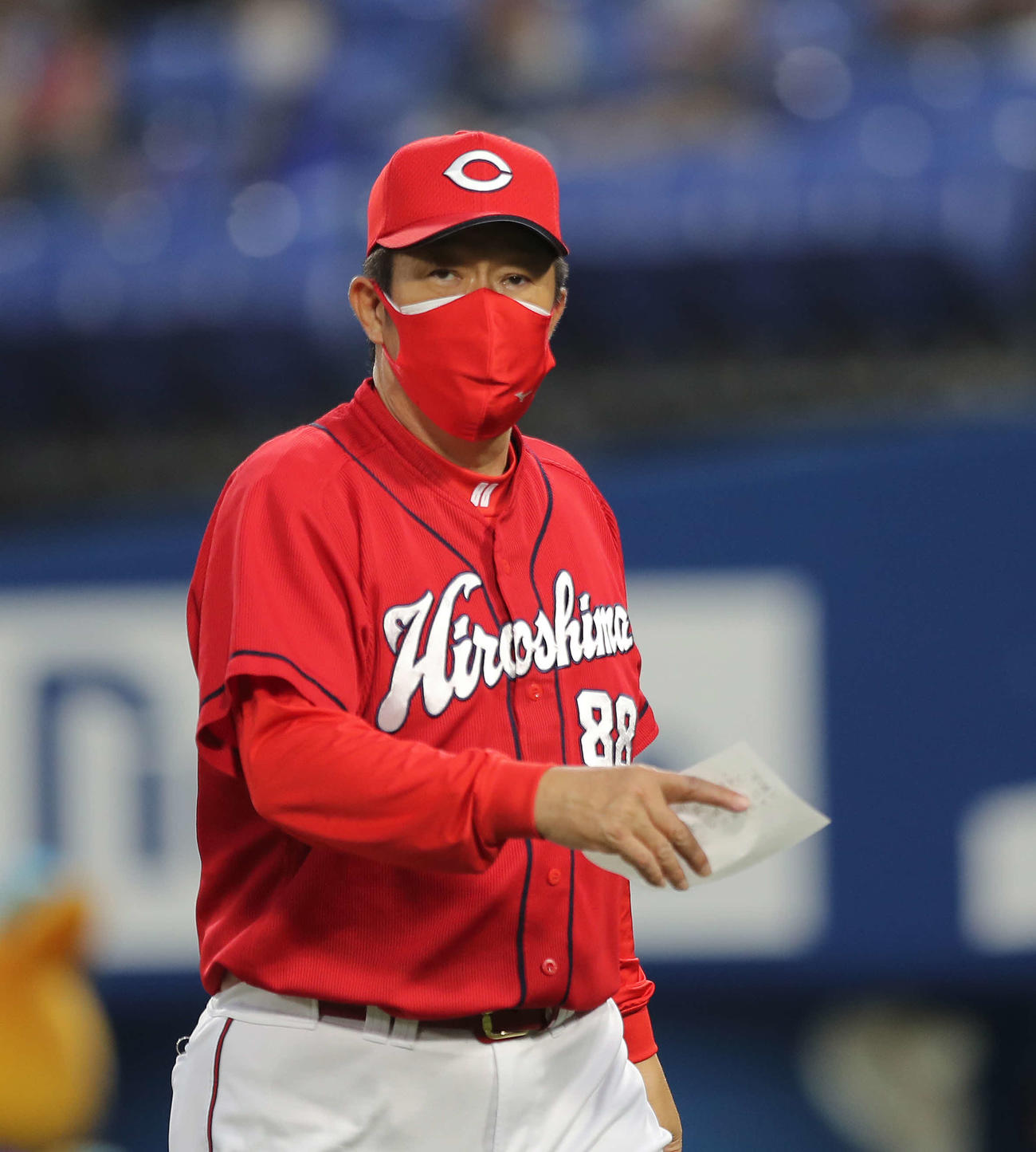 DeNA対広島　試合開始前、メンバー表交換を済ませる広島佐々岡監督（撮影・河田真司）