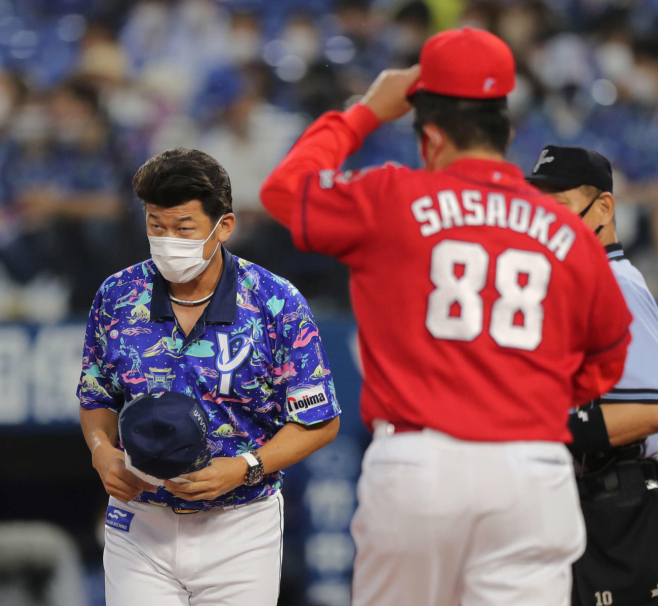 DeNA対広島　試合開始前、広島佐々岡監督（手前）とメンバー表交換するDeNA三浦監督（撮影・河田真司）