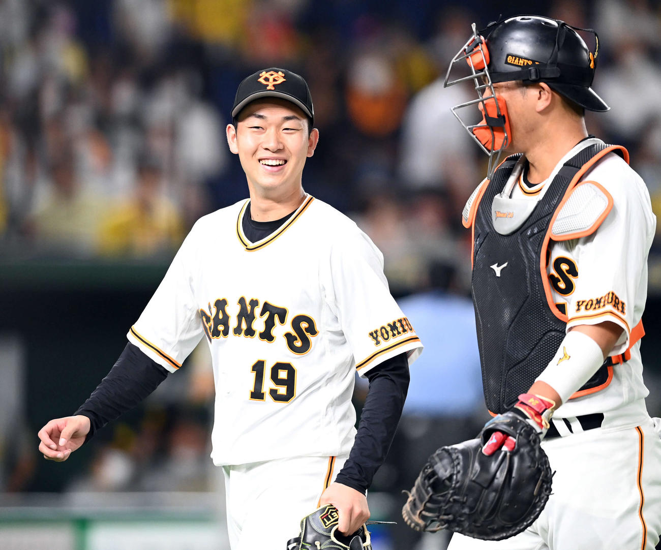 巨人対阪神　6回を終了し3安打無失点の巨人の先発山崎伊と大城のバッテリー（撮影・たえ見朱実）
