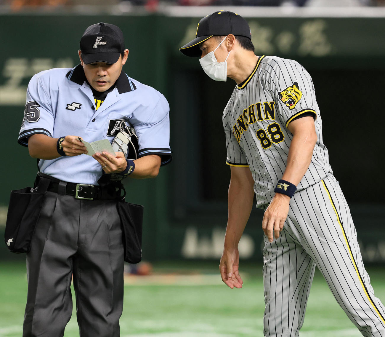 巨人対阪神　2回裏巨人無死一、二塁、矢野監督は投手交代を告げる（撮影・加藤哉）