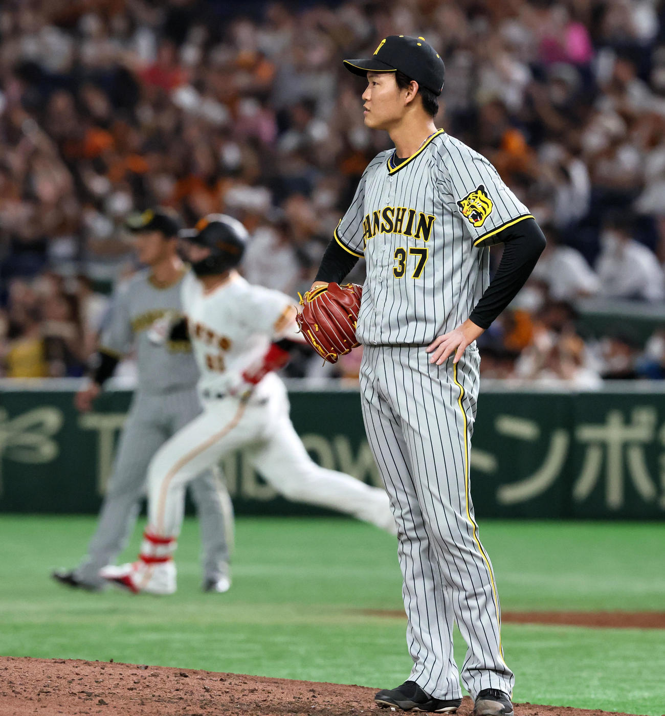 巨人対阪神　8回裏巨人2死、及川は代打増田陸に左越えソロ本塁打を被弾（撮影・加藤哉）