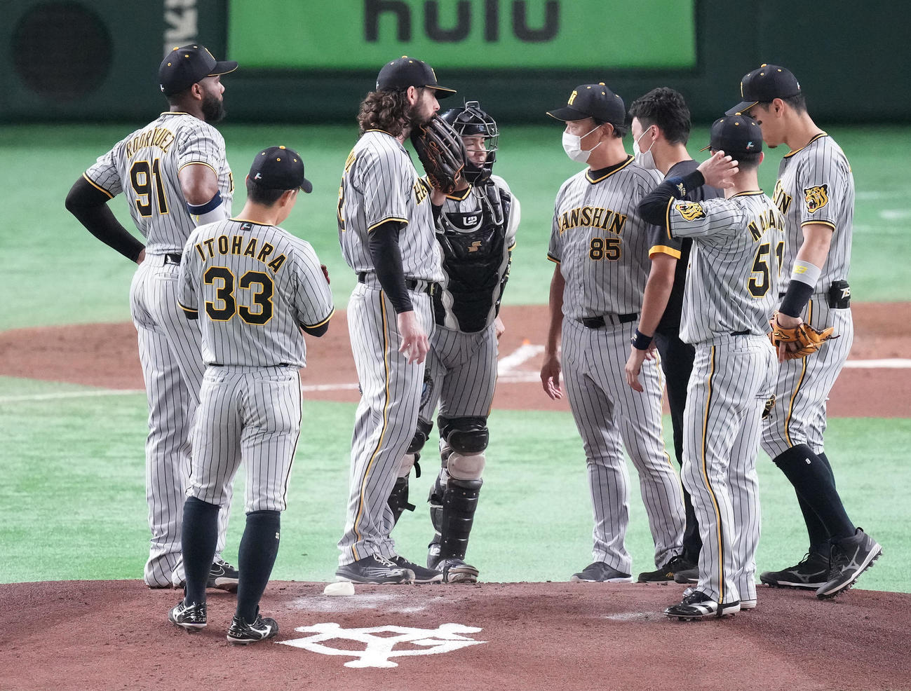 巨人対阪神　2回裏巨人無死一、二塁、中田に先制の中適時二塁打を浴びた後、ウィルカーソン（中央）のもとに集まるナイン（撮影・鈴木みどり）