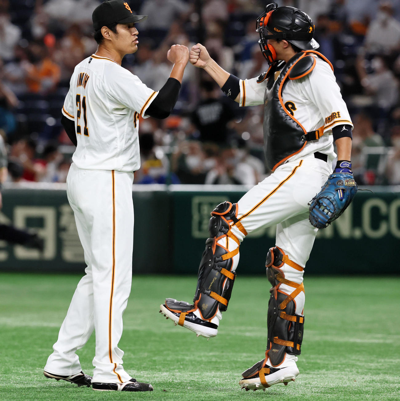 巨人対阪神　阪神に勝利し小林（右）とタッチする井納（撮影・加藤哉）