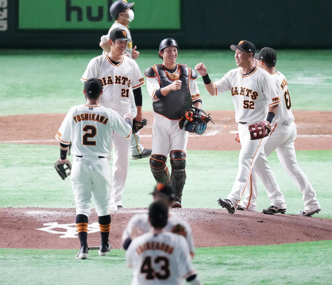 巨人対阪神　阪神に勝利しタッチを交わす井納（左）ら巨人ナイン（撮影・鈴木みどり）