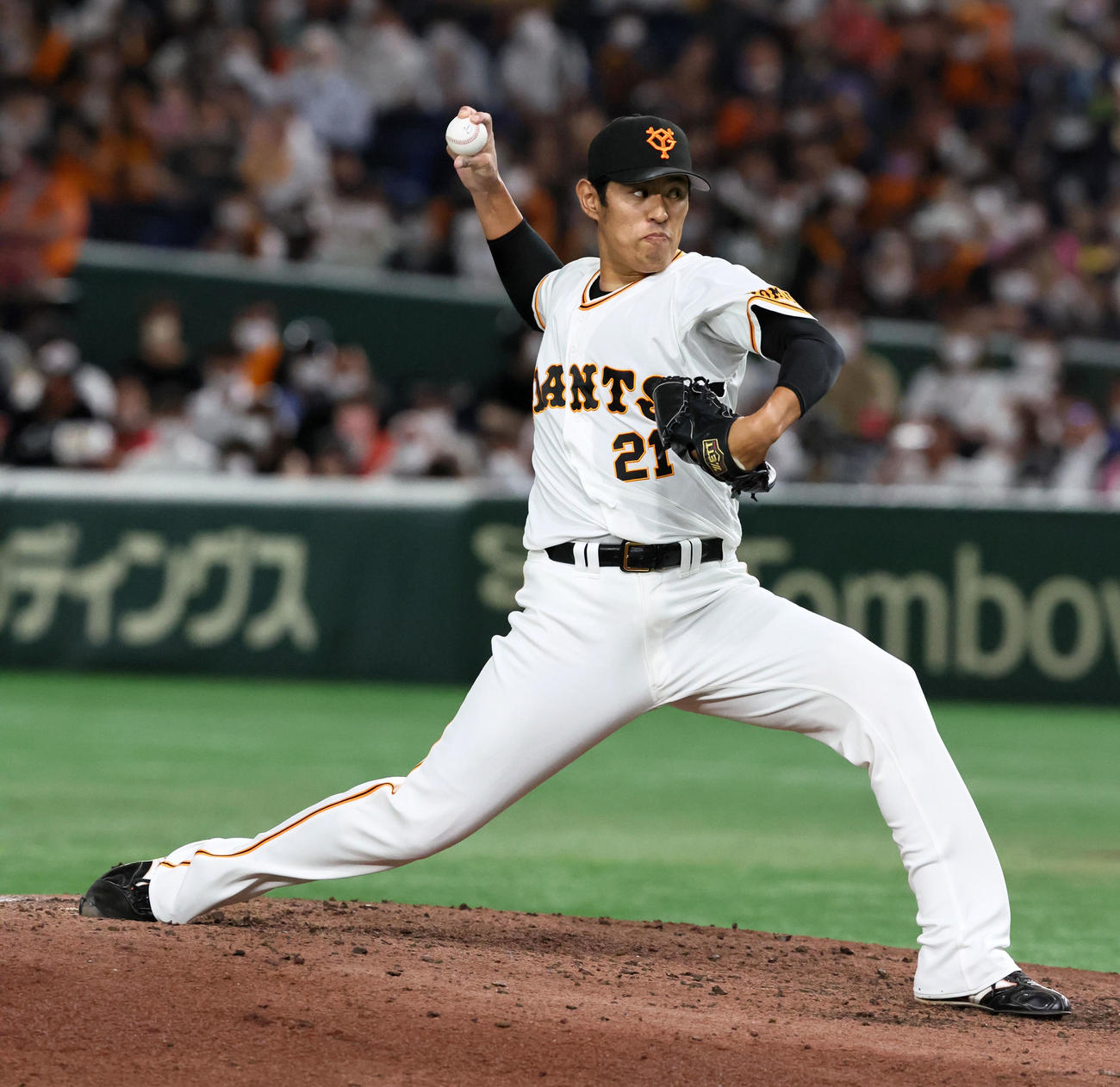 巨人対阪神　9回表、巨人2番手で登板する井納（撮影・加藤哉）