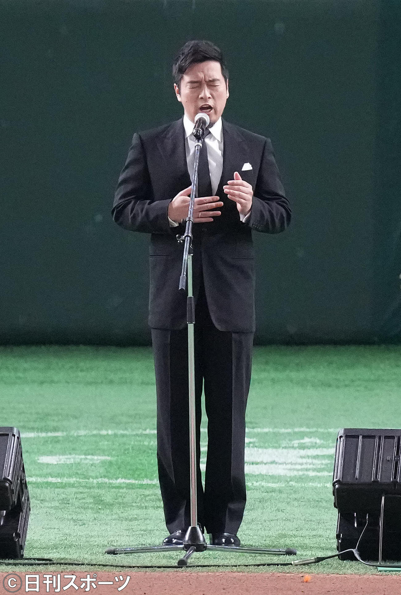 巨人対阪神　試合前、君が代を独唱するゴスペラーズ黒沢薫（撮影・鈴木みどり）