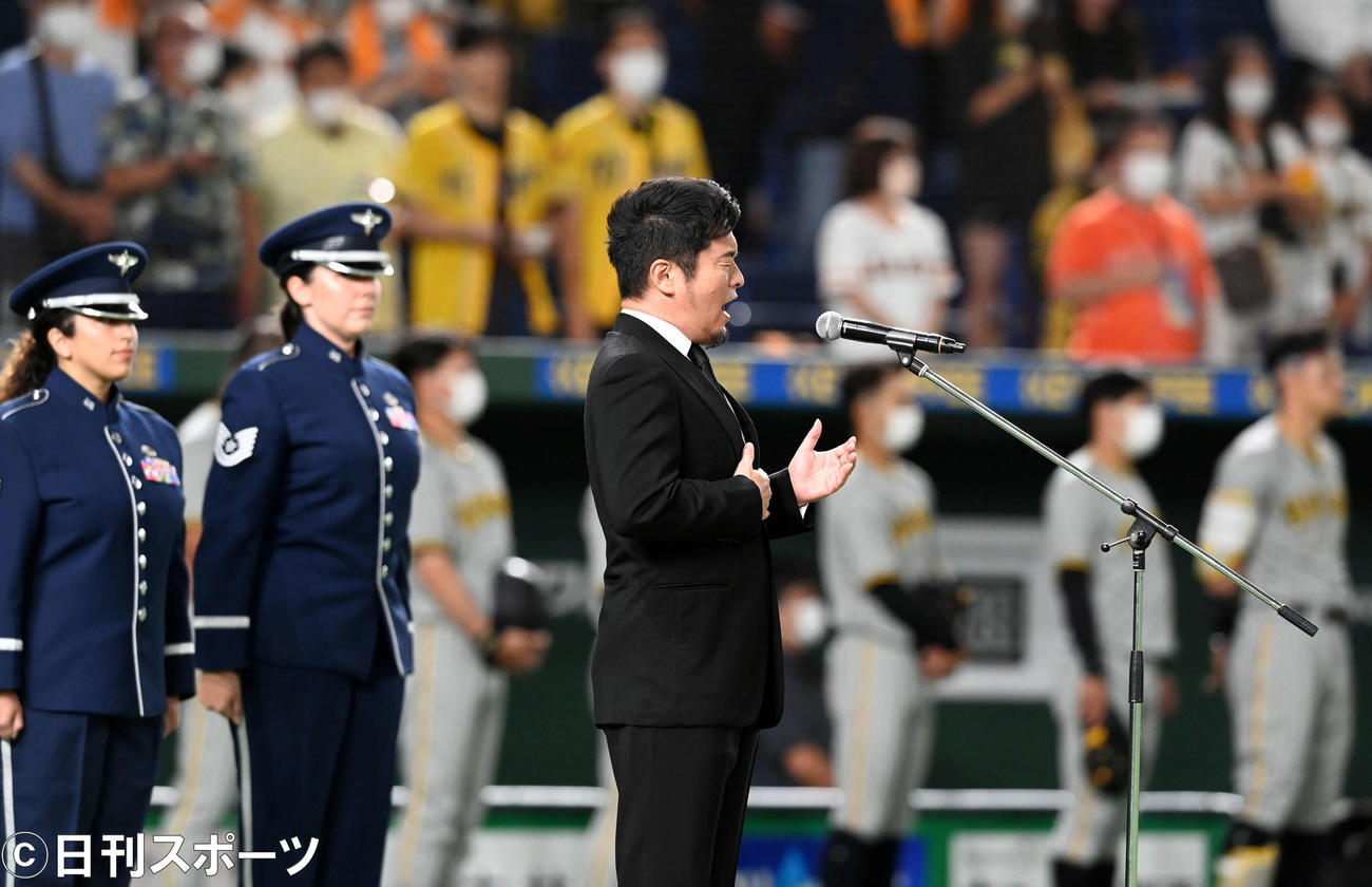 巨人対阪神　国歌独唱をするゴスペラーズの黒沢薫（撮影・たえ見朱実）