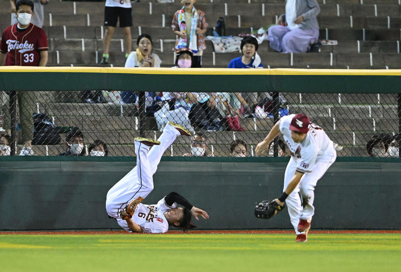 楽天対ロッテ　4回表ロッテ1死、左翼手西川（左）は中村奨の打球を追うも捕れず（撮影・滝沢徹郎）