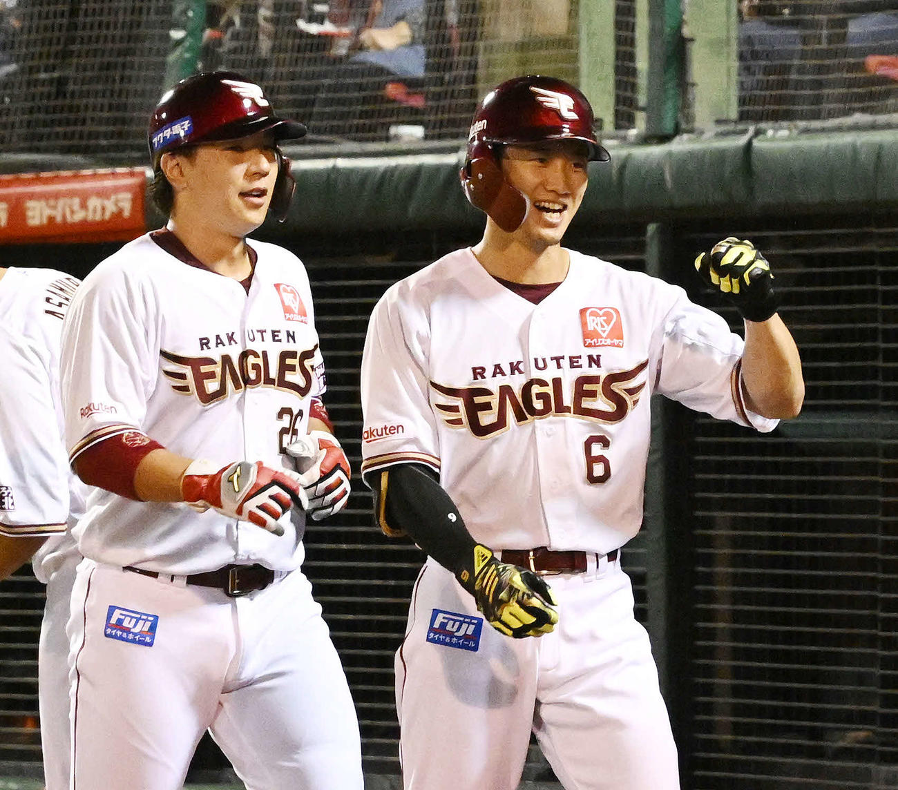 楽天対ロッテ　3回裏楽天2死一塁、右越え2点本塁打を放ち生還しガッツポーズする西川（右）と炭谷（撮影・滝沢徹郎）
