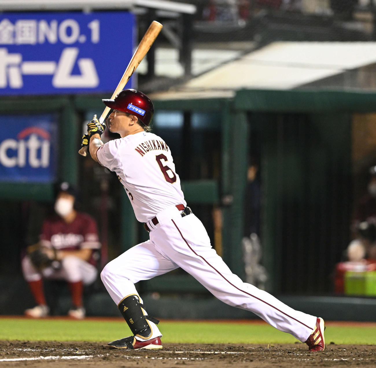 楽天対ロッテ　3回裏楽天2死一塁、西川は右越え2点本塁打を放つ（撮影・滝沢徹郎）