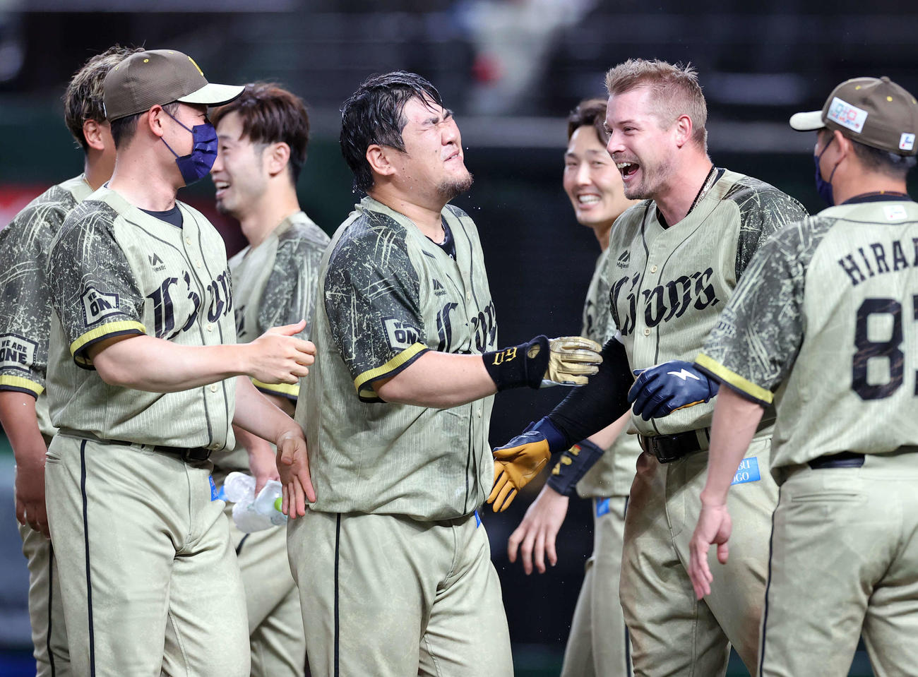 西武対オリックス　9回裏西武1死、中村（中央）はサヨナラ本塁打を放ち、水シャワーの祝福にびしょぬれになる（撮影・浅見桂子）
