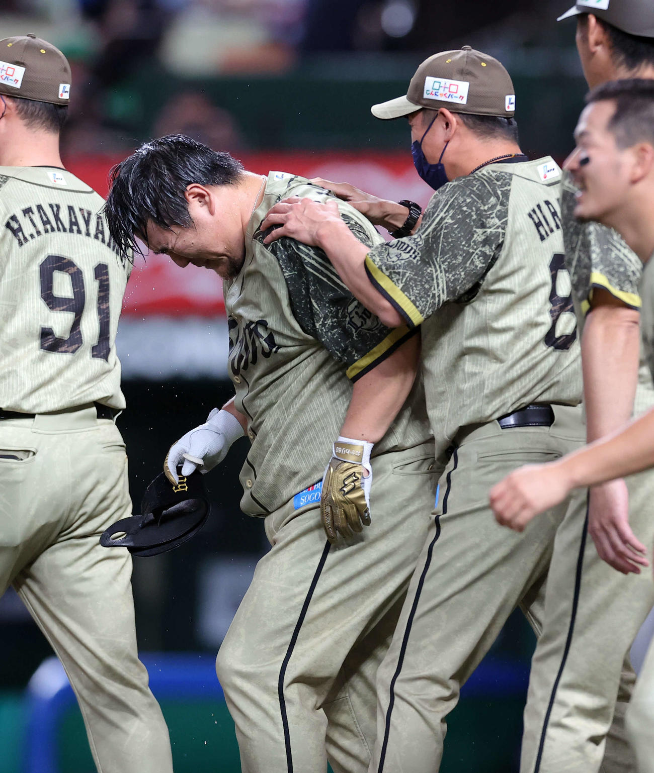 西武対オリックス　9回裏西武1死、中村（中央）はサヨナラ本塁打を放ち、平石コーチから肩をもまれ祝福される（撮影・浅見桂子）