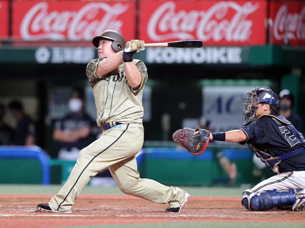 西武対オリックス　9回裏西武1死、中村はサヨナラ本塁打を放つ（撮影・浅見桂子）