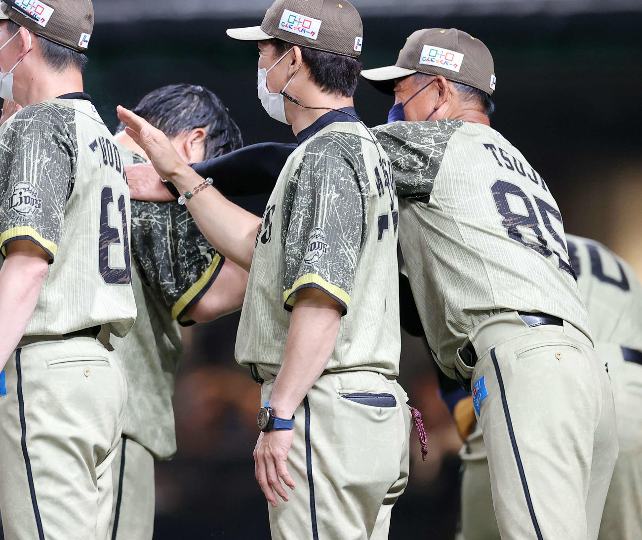 西武対オリックス　9回裏西武1死、中村（左奥）がサヨナラ本塁打を放ち、祝福する辻監督（右）（撮影・浅見桂子）