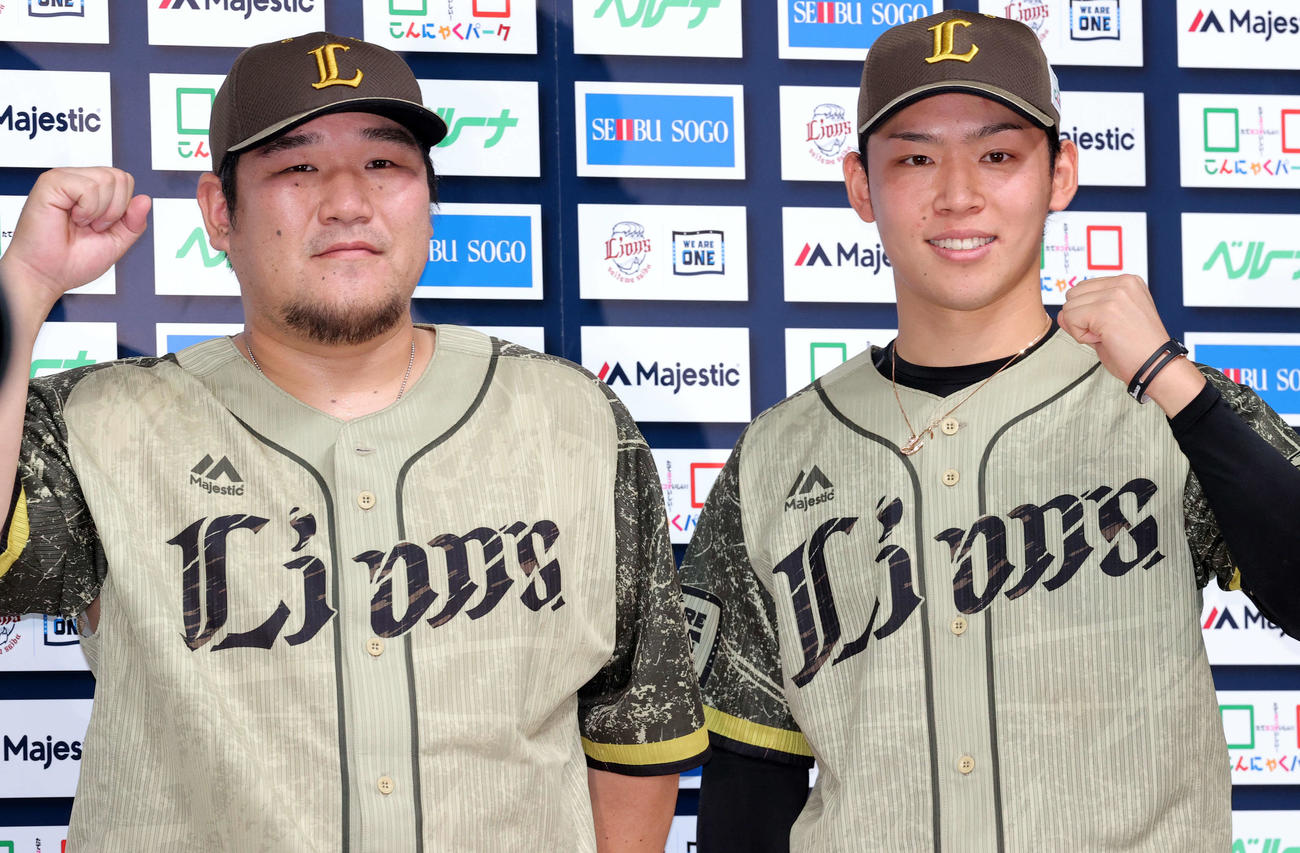 西武対オリックス　ヒーローインタビューで笑顔でガッツポーズする中村（左）と水上（撮影・浅見桂子）