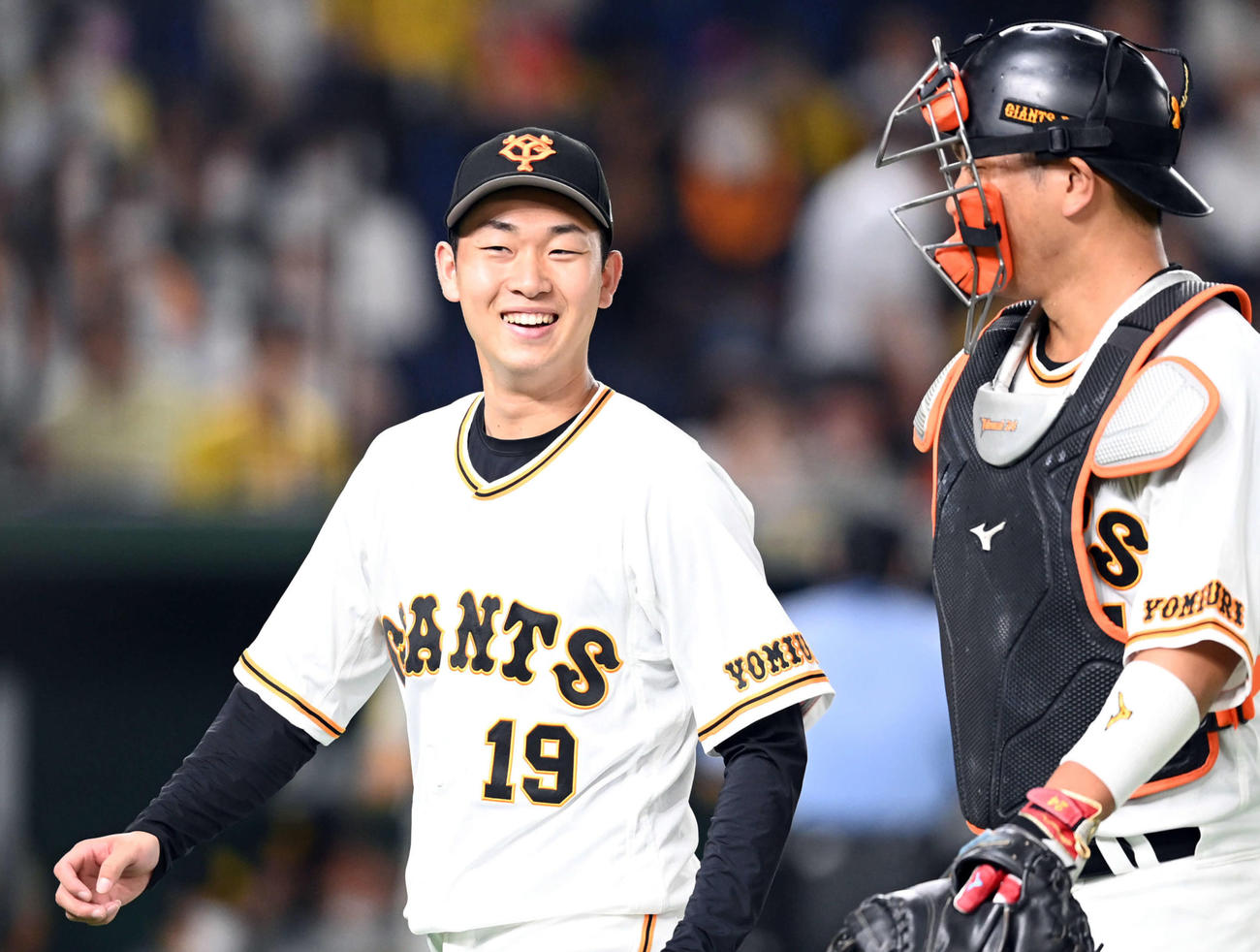 巨人対阪神　6回を終え笑顔でベンチに戻る山崎伊。右は大城（撮影・たえ見朱実）