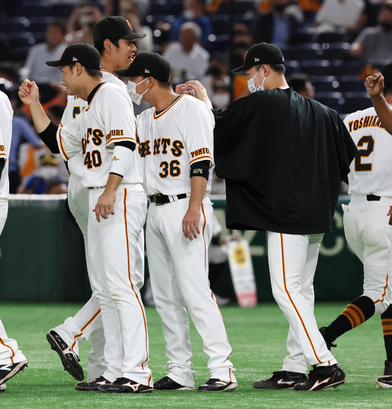 井納（左）からウイニングボールを手渡される山崎伊織（撮影・加藤哉）
