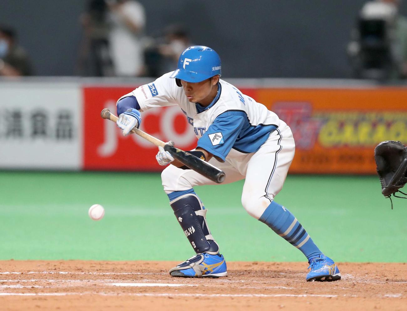 日本ハム対ソフトバンク　5回裏日本ハム無死一、二塁、通算250犠打を決める中島（撮影・黒川智章）