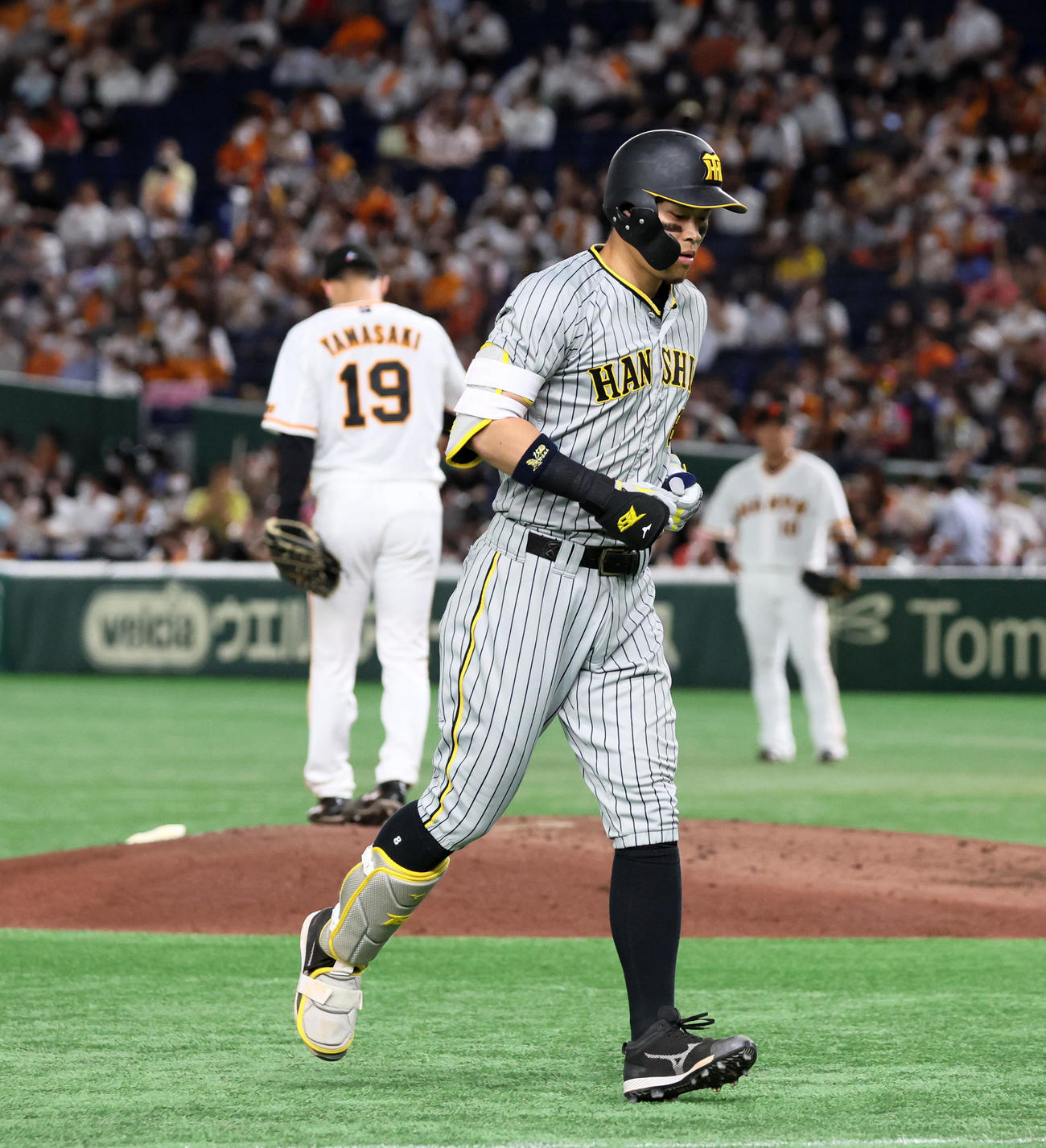 巨人対阪神　7回表阪神1死、佐藤輝は中飛を打ち上げベンチへ引き揚げる。左は山崎伊（撮影・加藤哉）