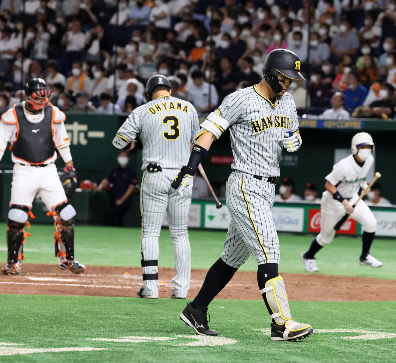 巨人対阪神　4回表阪神1死一塁、佐藤輝は中飛に倒れベンチに戻る。左は大山（撮影・加藤哉）