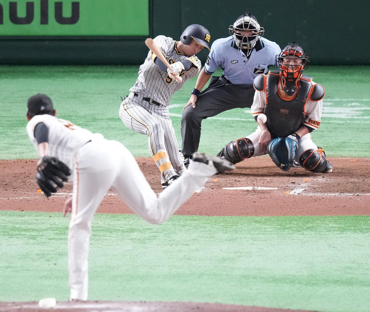巨人対阪神　9回表巨人2死一塁、遊ゴロに倒れる近本。投手井納（撮影・鈴木みどり）